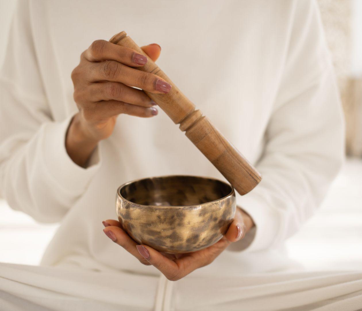 Handmade Himalayan Crown Singing Bowl: Note B - Yogic Box